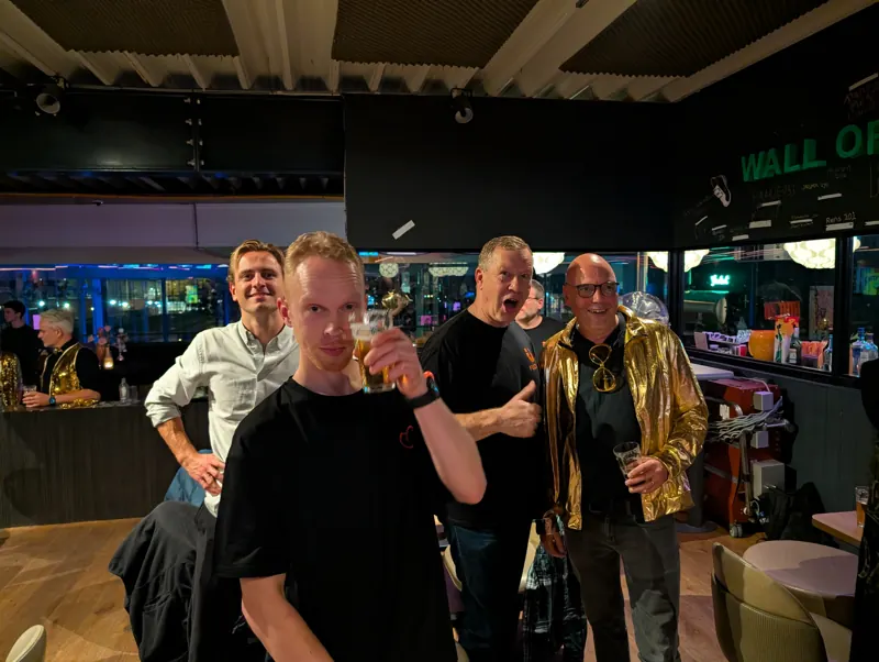 Proost met een biertje, gouden jasjes op de achtergrond